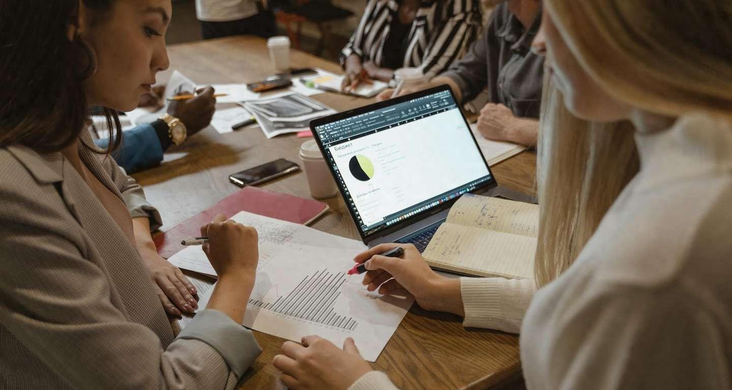 地图搜索突然爆量！商家SEO+广告双线抢客攻略一、SEO优化：夯实基础，抢占自然流量高地二、广告投放：快速抢占曝光，精准导流三、双线协同：SEO+广告的“1+1>2”策略四、避坑指南：效率与合规双保障总结：抓住爆量红利，构建长期竞争力